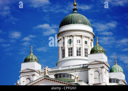 La magnifica cattedrale di Helsinki Finlandia insieme contro un bel cielo estivo Foto Stock