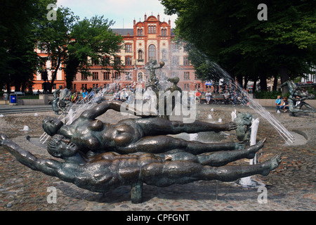 La gioia di vivere la fontana di fronte all' università nella vecchia citta' anseatica di Rostock Foto Stock