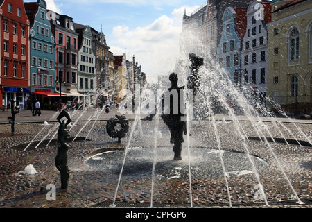 La gioia di vivere la fontana si trova al centro della vecchia citta' anseatica di Rostock Germania Foto Stock