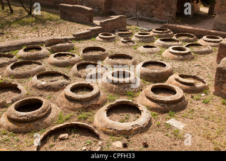 Furono sepolti urne cinerarie presso il Caseggiato dei doli all'antico porto romano rovina città di Ostia vicino Roma Foto Stock