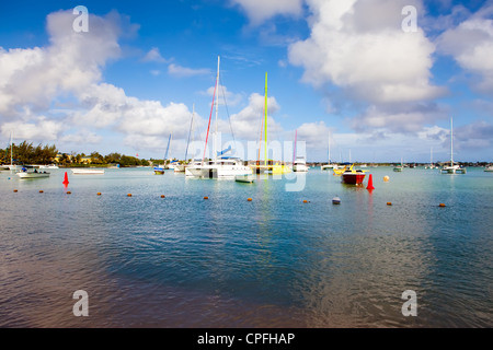 Catamarani e barche in una baia. Grand Bay (Grand Baie). Maurizio Foto Stock