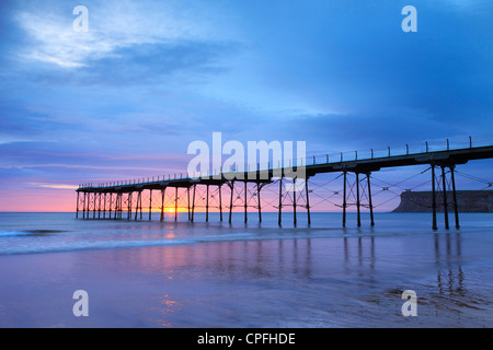 Il molo Cambs, North Yorkshire, all'alba. Foto Stock