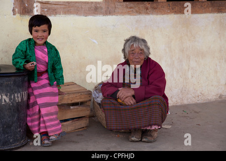 Ragazza giovane con la nonna a Gante Goemba. Valle Phobjikha, Bhutan. Foto Stock