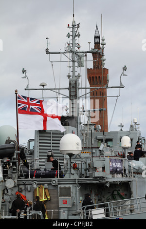 HMS Grimsby a Grimsby e la Torre del Dock Foto Stock