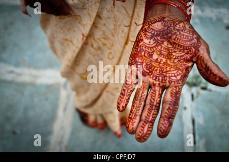Bella henna designs sulla mano di una donna indiana. Foto Stock