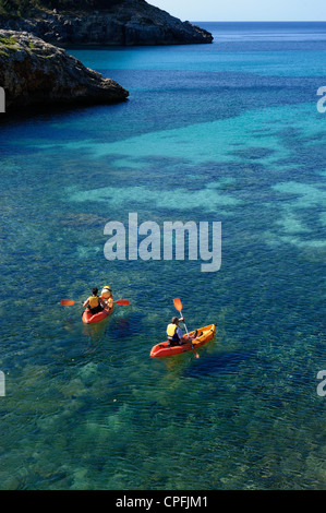 I turisti vanno in kayak santa galdana Minorca spagna Foto Stock