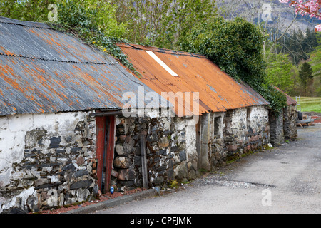 Abbandonato rovinato il vecchio ferro corrugato cottage in Glencoe Highlands della Scozia uk Foto Stock