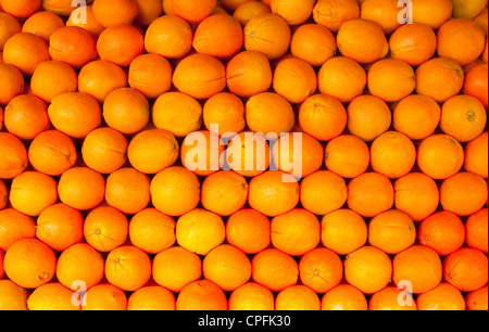 Arance impilati in righe Foto Stock