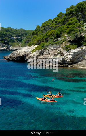 I turisti vanno in kayak a Cala Santa Galdana Minorca spagna Foto Stock