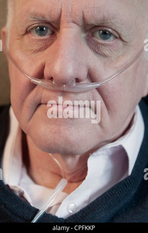 Closeup ritratto di un uomo anziano che indossa ossigeno tubo nasale Foto Stock