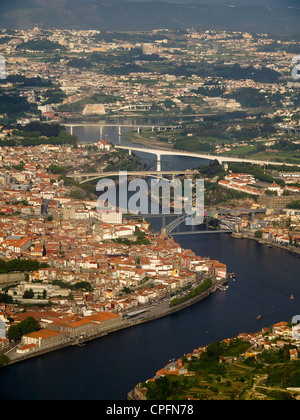 Vista aerea del porto e del fiume Douro, Portogallo, Europa Foto Stock