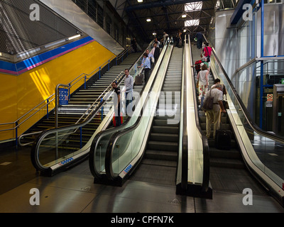 Scale mobili presso l' aeroporto di Barajas a Madrid, Spagna Foto Stock
