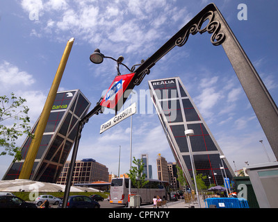 Torri KIO e Calatrava obelisco, Puerta de Europa, Plaza de Castilla. Madrid, Spagna Foto Stock