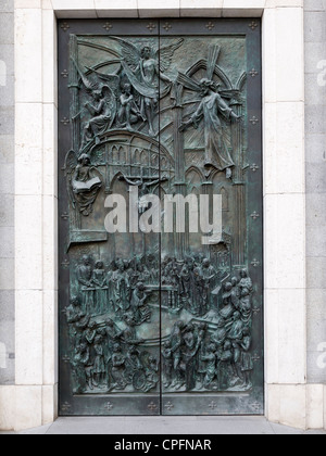 Porta alla Cattedrale di Almudena di Madrid in Spagna Foto Stock