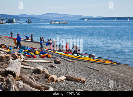 Un gruppo di kayak rematori su una spiaggia di Sidney, Isola di Vancouver, Canada Foto Stock