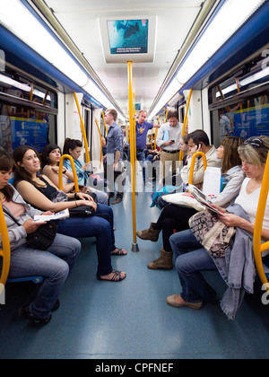 I passeggeri in una Madrid della metropolitana treno, Madrid, Spagna Foto Stock
