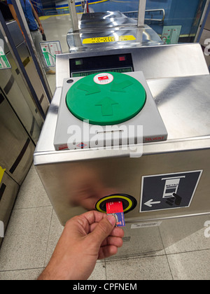 La convalida del ticket machine per immettere la stazione della metropolitana piattaforma in Madrid, Spagna Foto Stock