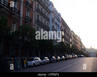 Fila di automobili parcheggiate Foto Stock