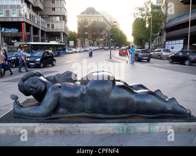 Fernando Botero della statua di una donna grassa sdraiato a Plaza de Colon, Madrid, Spagna Foto Stock