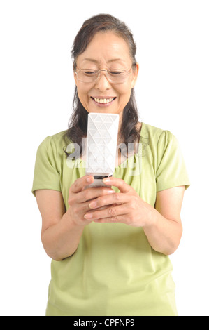Senior donna utilizzando il telefono cellulare Foto Stock
