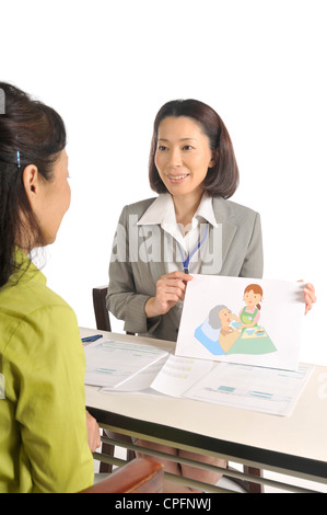 Donna senior e responsabile della cura di parlare Foto Stock