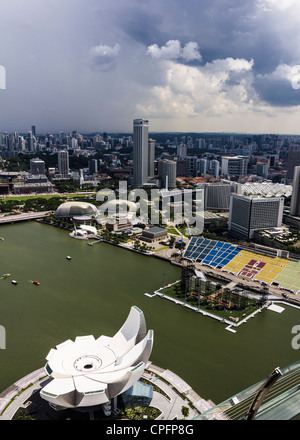 Viste dal Cielo Park in Marina Bay Sands, Singapore. Un moderno shopping, hotel e complesso di casinò. Foto Stock