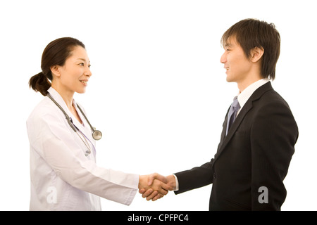 Donne medico e farmaceutico rappresentante vendite stringono le mani Foto Stock