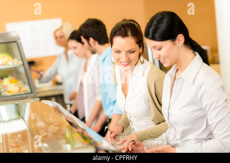 Caffetteria pranzo due colleghi di ufficio donna scegliere il cibo a buffet self-service Foto Stock