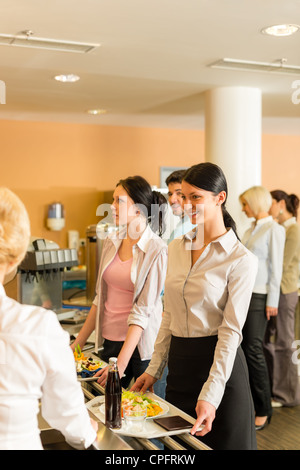 Caffetteria donna pagare al cassiere tenere portagiornali di alimenti freschi Foto Stock