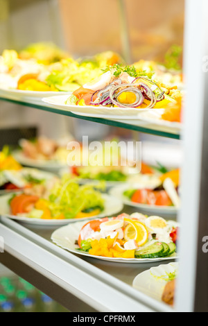 A buffet self-service fresca insalata sana la selezione nella finestra di visualizzazione Foto Stock