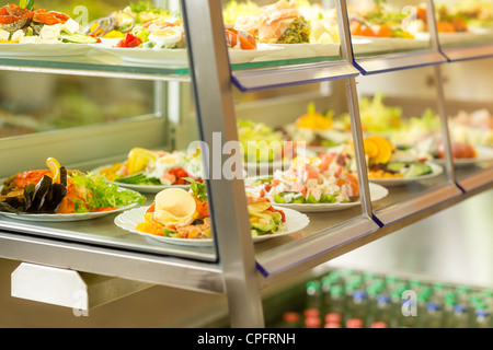 Mensa self-service display alimentare piastra con fresche insalate fatte Foto Stock