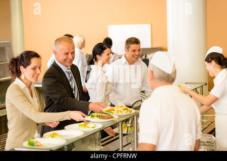 Cuocere servire i pasti business donna prendere il pranzo nella caffetteria Foto Stock