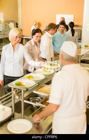 La gente di affari prendere il pranzo pasto nella caffetteria vetrina Foto Stock