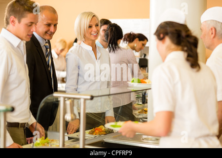 Cuocere servire i pasti business donna prendere il pranzo nella caffetteria Foto Stock