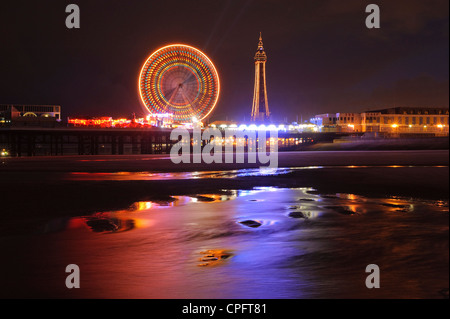 Central Pier e dalla Torre di Blackpool durante le luminarie Blackpool Inghilterra Foto Stock