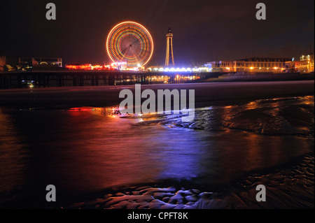 Central Pier e dalla Torre di Blackpool durante le luminarie Blackpool Inghilterra Foto Stock