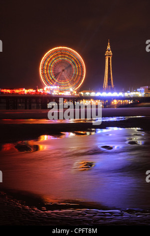 Central Pier e dalla Torre di Blackpool durante le luminarie Blackpool Inghilterra Foto Stock