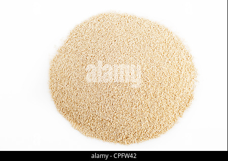 Lievito di birra secco isolato su bianco Foto stock - Alamy