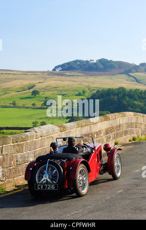 Auto d'epoca nei pressi di Ponte Burholme foresta di Bowland Lancashire Inghilterra Foto Stock