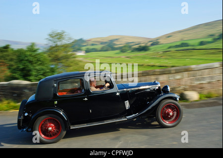 Auto d'epoca nei pressi di Ponte Burholme foresta di Bowland Lancashire Inghilterra Foto Stock