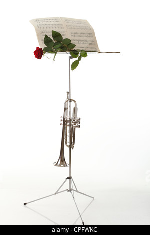 Red Rose e nota vecchia tromba note amare la musica di sfondo bianco Foto Stock