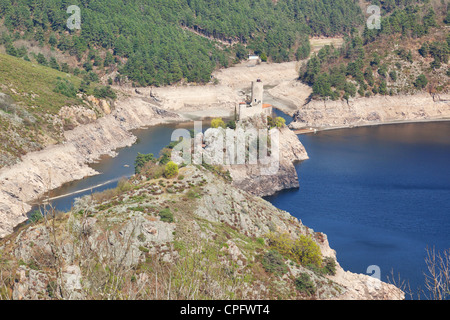 Ile de Grangent e Chateau de Grangent visto dal Chateau d'Essalois vicino a Saint Etienne, Francia Foto Stock