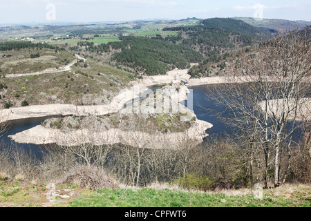 Ile de Grangent e Chateau de Grangent visto dal Chateau d'Essalois vicino a Saint Etienne, Francia Foto Stock