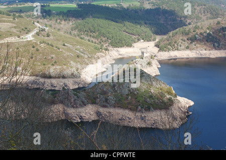 Ile de Grangent e Chateau de Grangent visto dal Chateau d'Essalois vicino a Saint Etienne, Francia Foto Stock
