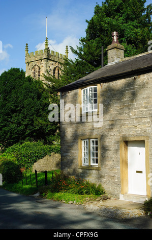 Cottage e Chiesa di San Pietro e San Paolo a Bolton-da-Bowland nella foresta di Bowland Lancashire Inghilterra Foto Stock