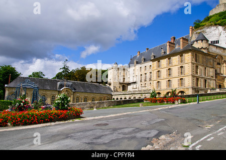 Chateau de La Roche-Guyon sur Seine tagliato nella roccia,Edgar P.Jacobs opere d'arte, città,'un Plus Beaux Village',Normandia, Francia. Foto Stock