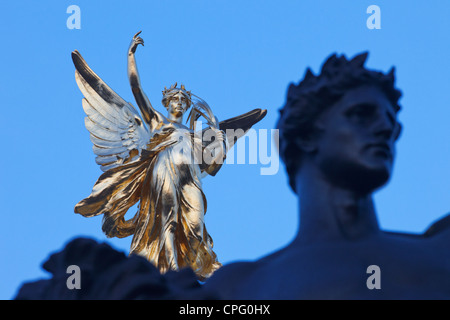 Inghilterra, Londra, Buckingham Palace, Queen Victoria Memorial statua, la pace e la statua della Vittoria Foto Stock