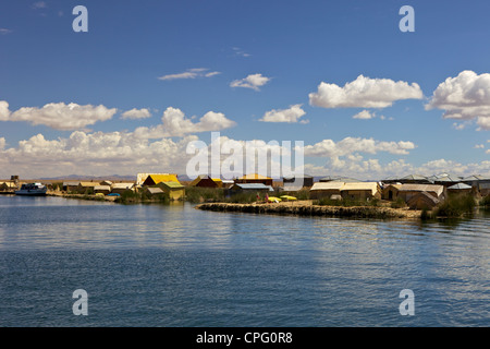 Il Perù, il lago Titicaca, isole galleggianti di Uros persone, tradizionali case di reed Foto Stock