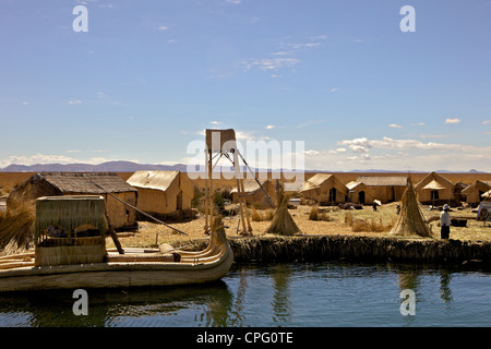 Il Perù, il lago Titicaca, isole galleggianti di Uros persone, reed tradizionali barche e case di reed Foto Stock