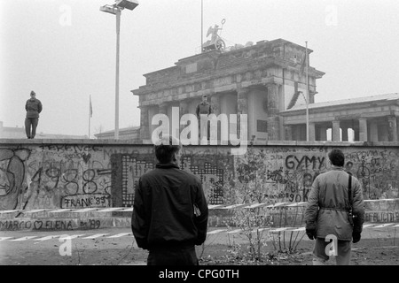 Le guardie di frontiera durante l'apertura del muro di Berlino alla Porta di Brandeburgo, Berlino, Germania Foto Stock